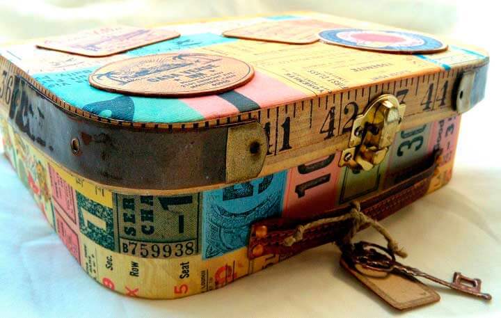 Cenicienta cogió el tren y metió su ropa y sus sueños en una maleta. Lejos de allí. Cenicienta cogió el tren y metió su ropa y sus sueños en una maleta. Lejos de allí.